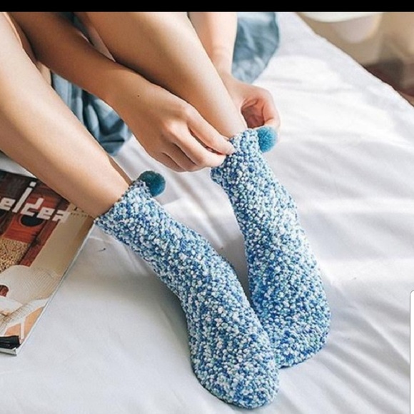 Cupcake fuzzy socks with ornament box - Picture 2 of 8